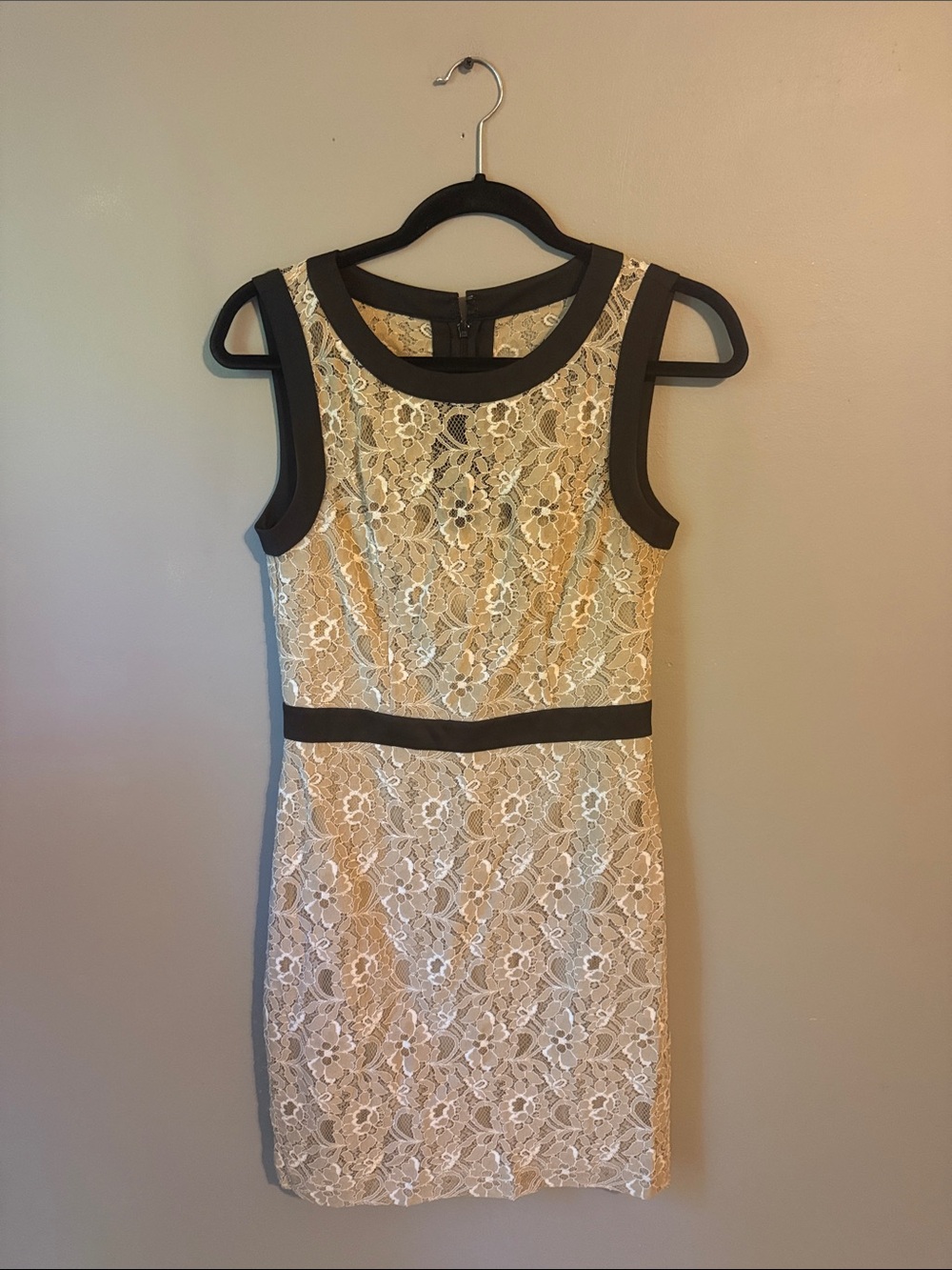 BCBG Paris Lace Sheath Dress. Nude/Black Sleeveless.  Size 4